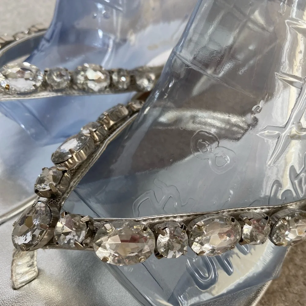 Bebe Y2K Vintage Heiress Silver Metallic Rhinestone Thong Sandals Women’s Size 9